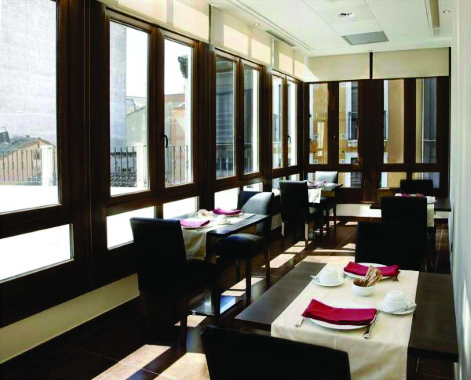Hotel Villa De Aranda اراندا دي دويرو المطعم الصورة